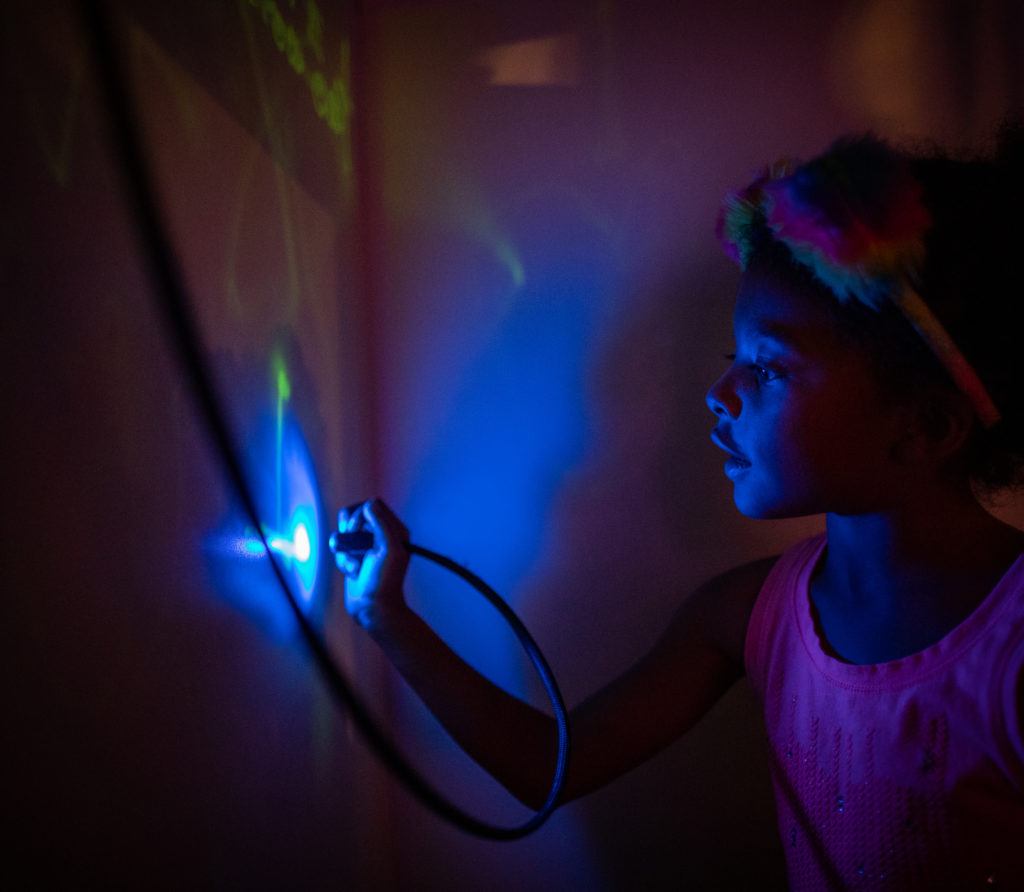 dibujo en la pared con bolígrafo de luz