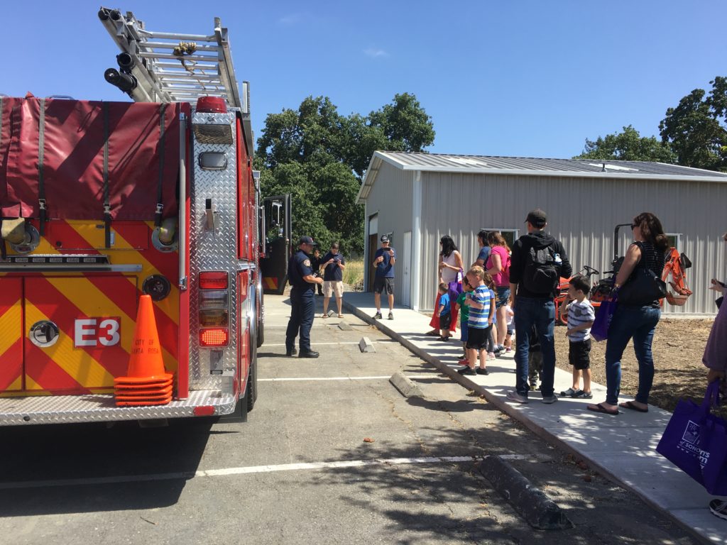 los niños aprenden sobre los camiones de bomberos