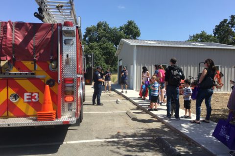 los niños aprenden sobre los camiones de bomberos