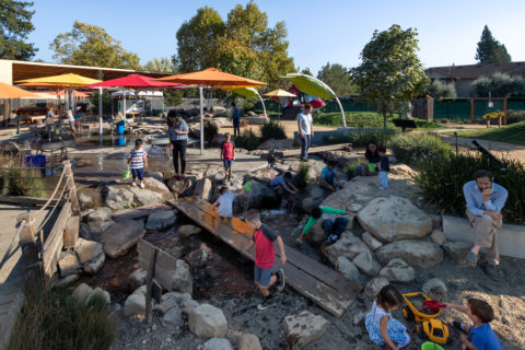 zona de juegos para niños en el río ruso