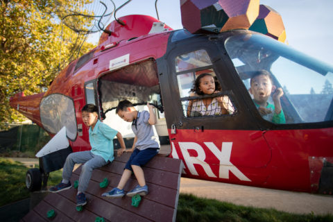 niños jugando en la zona de juegos del helicóptero ornitológico