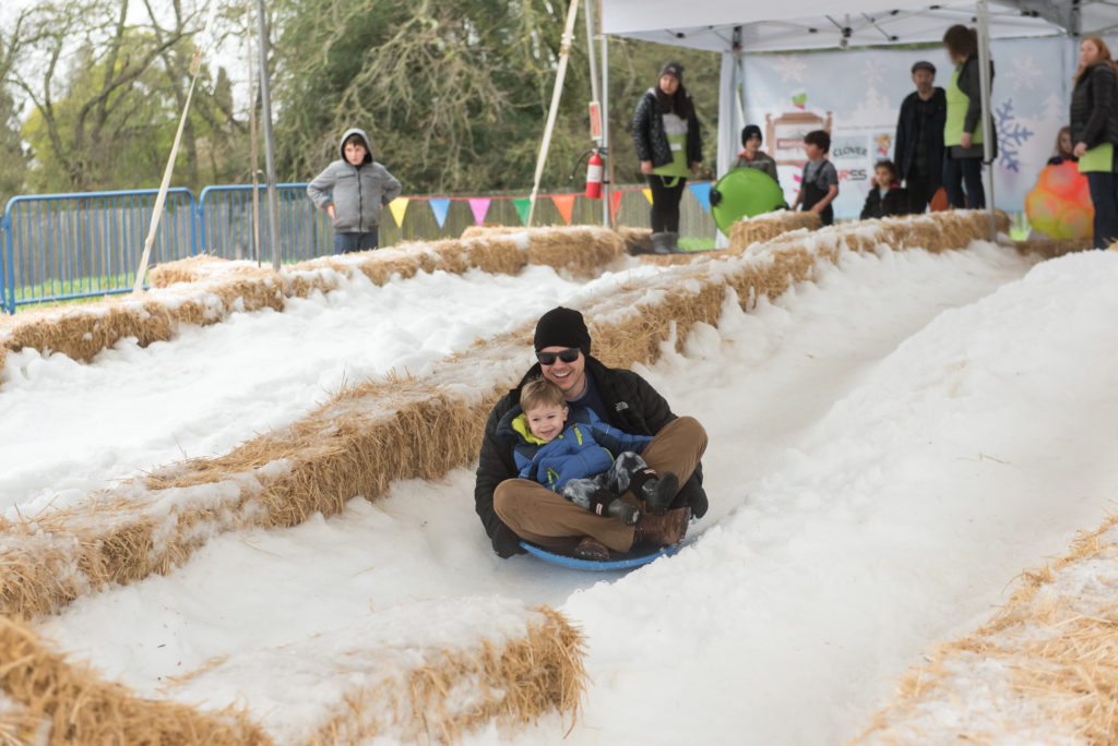 días de nieve 2020 niños jugando en la nieve