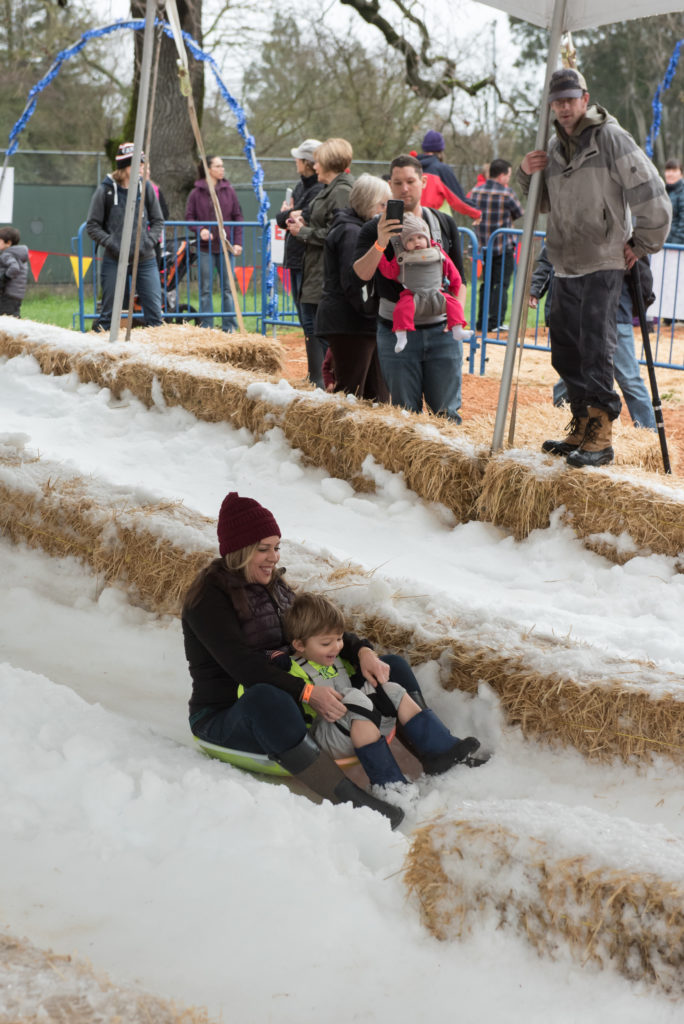 días de nieve 2020 niños jugando en la nieve