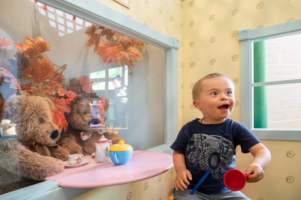 niño jugando al diorama