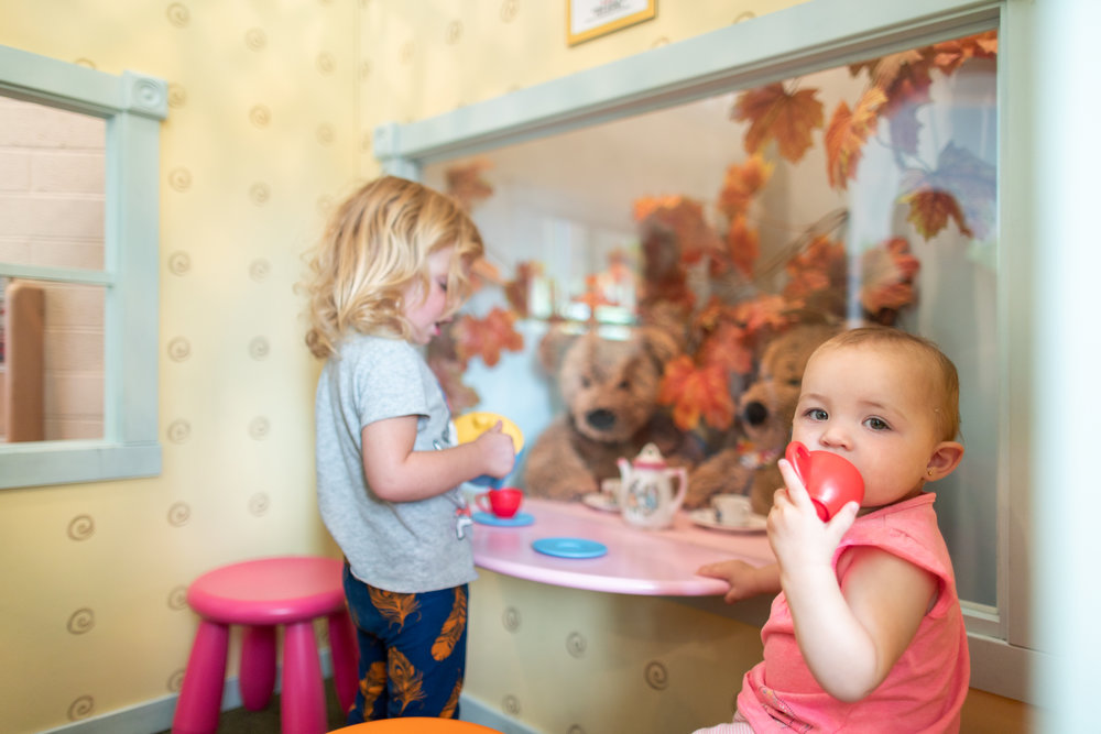 los niños usan su imaginación en la exposición de ventanas