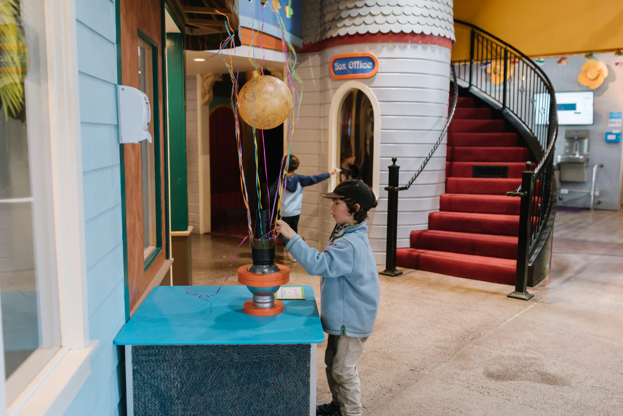 Niño jugando con la exposición del soplador Bernoulli