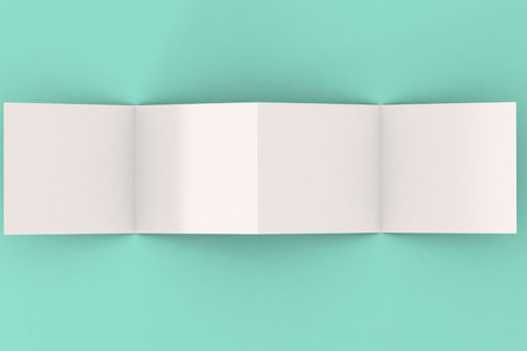 papel doblado en forma de libro acordeón sobre fondo azul marino