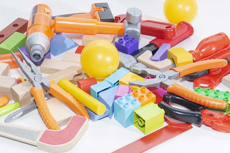 Herramientas y cubos de juguete sobre un fondo claro. Juguete para niños.