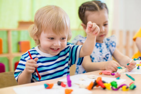 niños pequeños jugando con plastilina casera