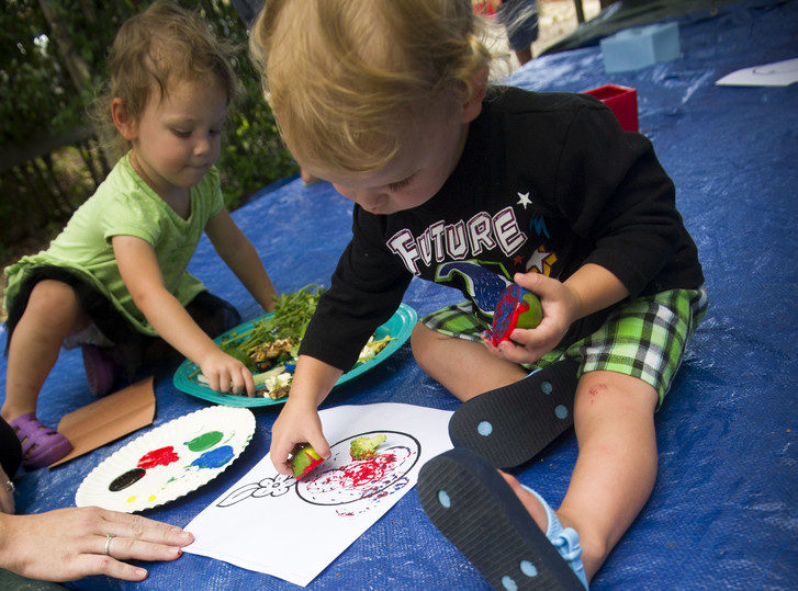 niños jugando con platos de papel y papel