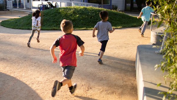 niños corriendo al aire libre en el museo de los niños del condado de sonoma