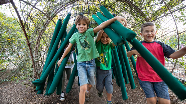 niños jugando en la exposición del museo infantil del condado de sonoma