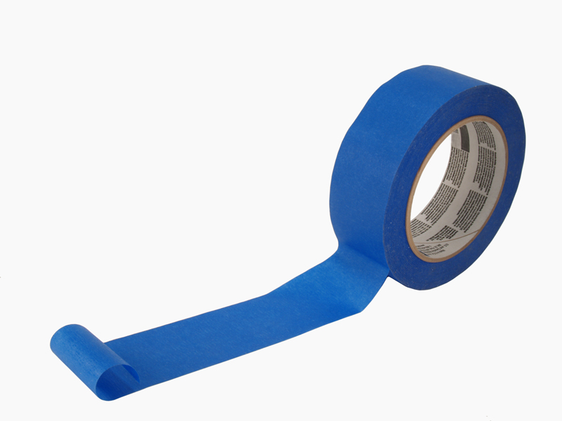cinta de pintor azul utilizada para la actividad de trazado de trenes para niños