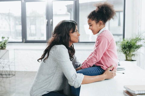 madre e hija en casa conversando