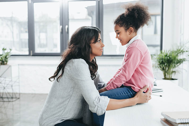 madre e hija en casa conversando sobre temas difíciles