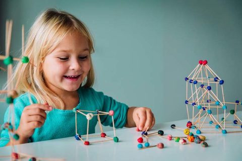 niño haciendo formas geométricas, aprendiendo ingeniería y STEM