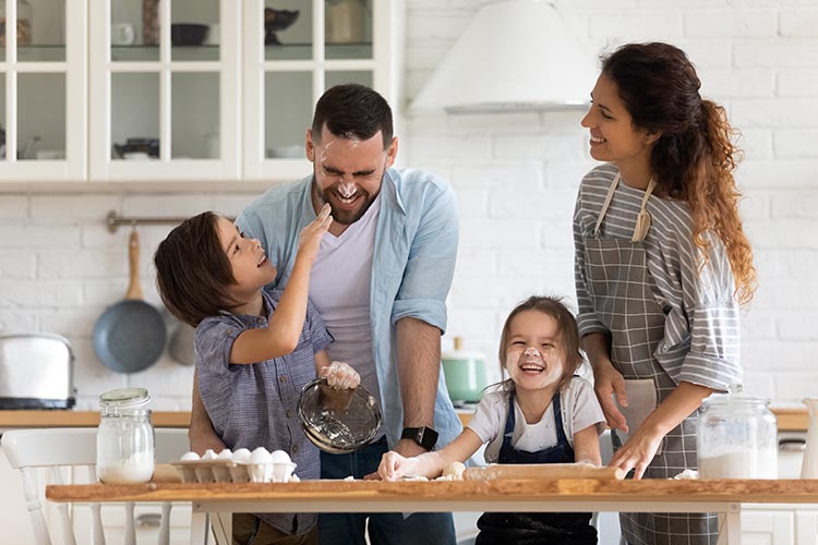 familia de cuatro personas cocinando Recetas navideñas aptas para niños de todo el mundo