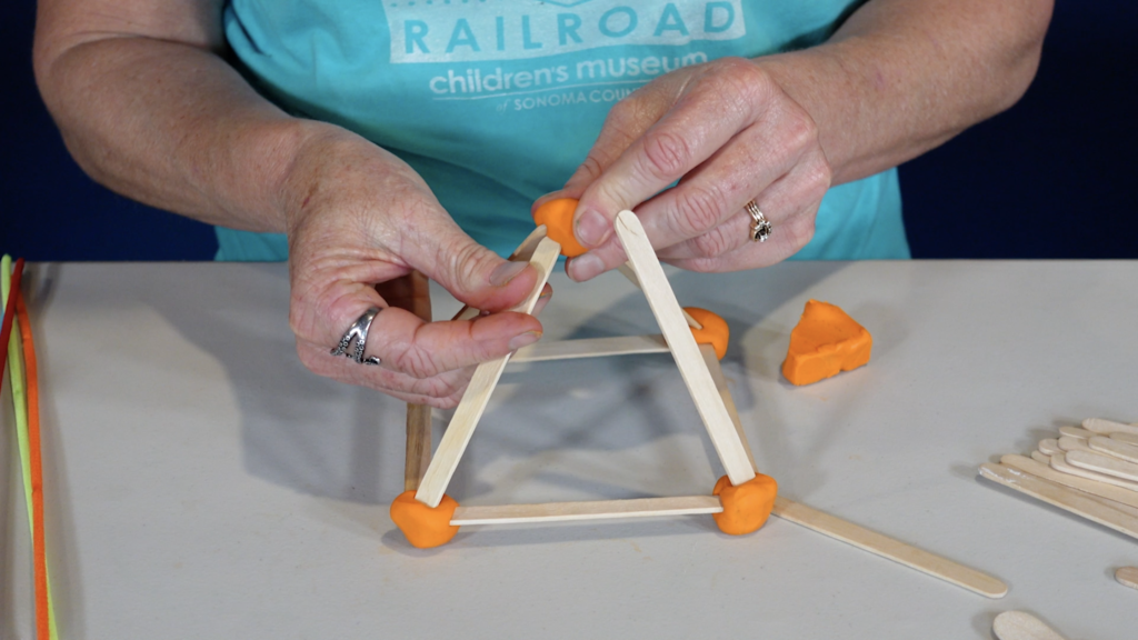 una forma 3D hecha a mano con arcilla para moldear y palos de manualidades del kit de construcción creativa del Museo de los Niños del Condado de Sonoma y caboodles
