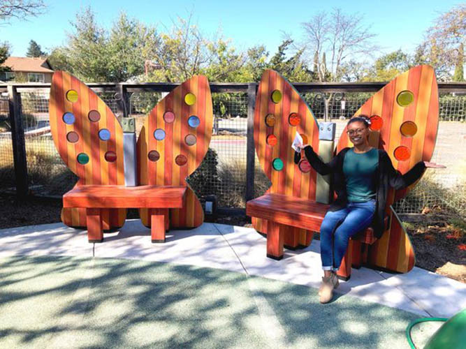 Nuevos bancos de mariposas para la hora del cuento en el Museo Infantil del Condado de Sonoma.