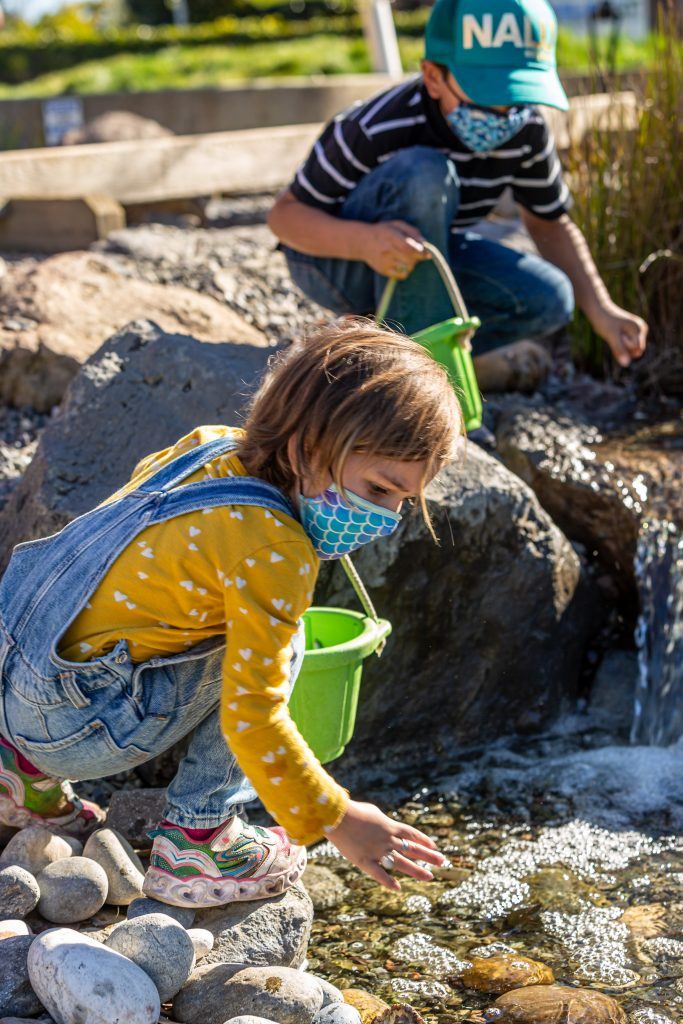 niños cavando en la arena