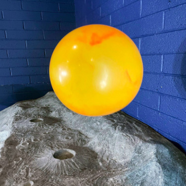 Planeta levitante que demuestra el principio de vuelo de Bernoulli para la exposición Odisea del Espacio