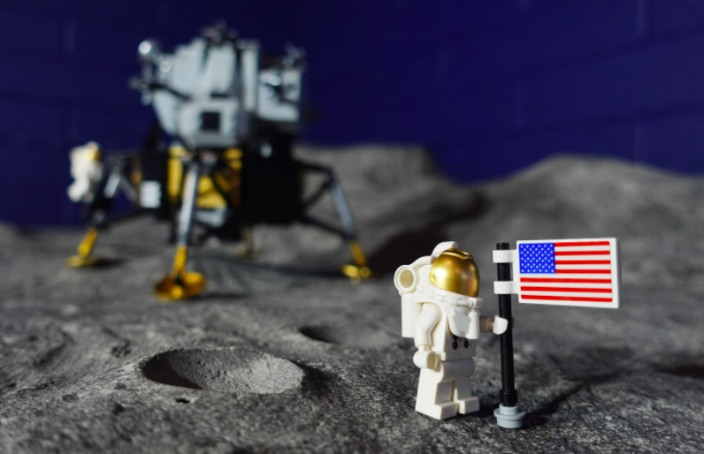 Primer plano del astronauta de Lego y del módulo de aterrizaje lunar en la mesa lunar del Museo Infantil del Condado de Sonoma