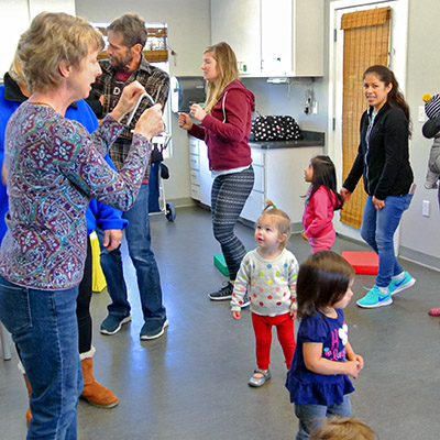 Nancy Nelle instruyendo a los niños pequeños en el programa Momentos Musicales en el Museo de los Niños del Condado de Sonoma