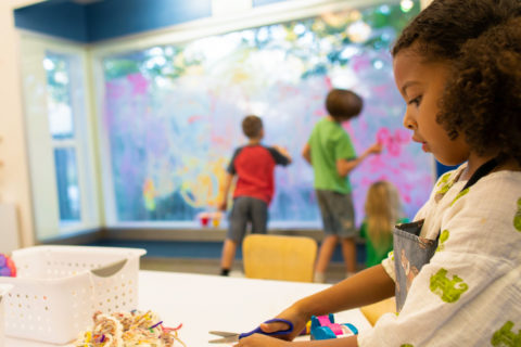 Un niño juega con material artístico en el Museo Infantil del Condado de Sonoma