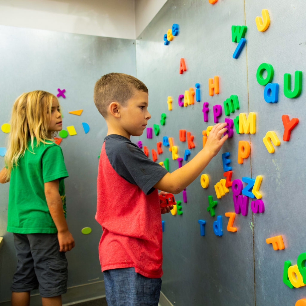 Los niños aprenden el alfabeto en el Museo Infantil del Condado de Sonoma