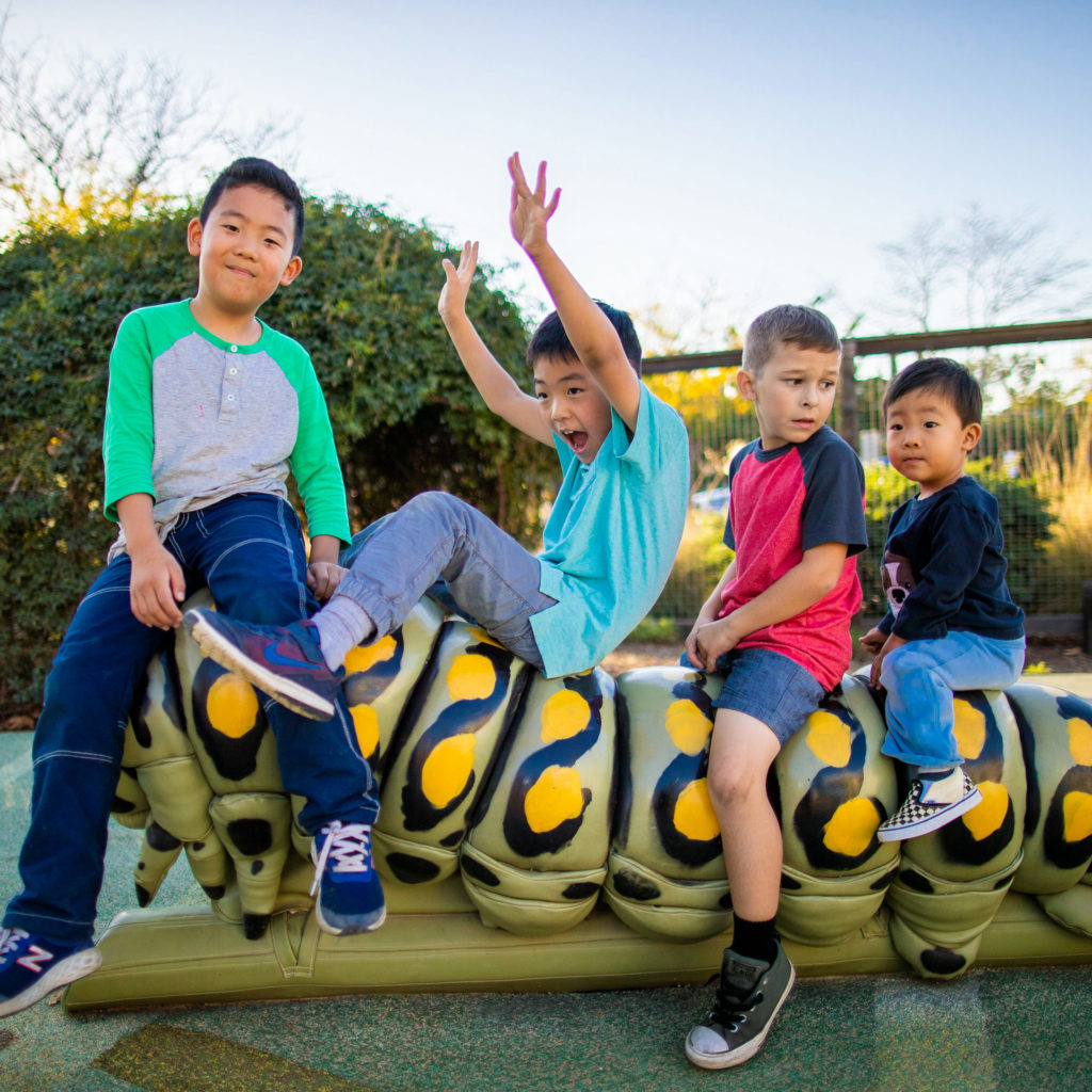 Los niños juegan al aire libre en el Museo Infantil del Condado de Sonoma