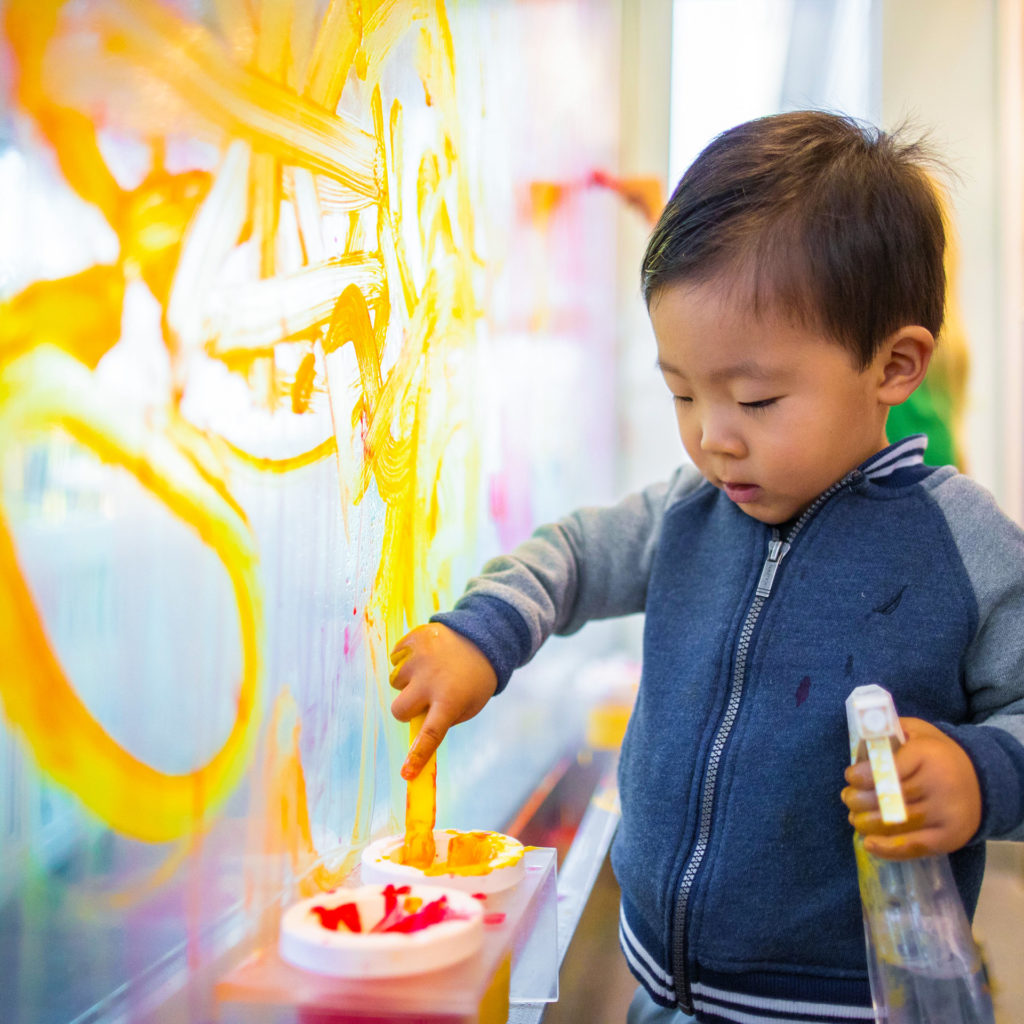Un niño juega con seguridad en el Museo Infantil del Condado de Sonoma