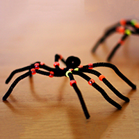 una actividad de vapor de halloween: araña con limpiapipas