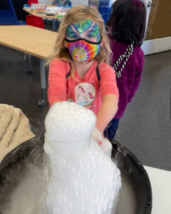 Un niño participando en un experimento con hielo seco en el museo infantil del condado de sonoma