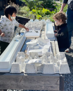 Dos niños jugando a un juego de temática invernal en el museo infantil del condado de sonoma