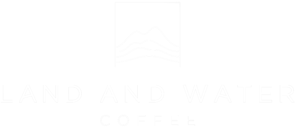 Logotipo de Café Tierra y Agua en blanco