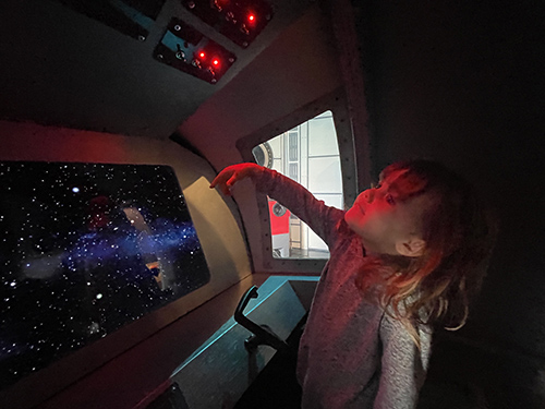 Un niño juega en un transbordador espacial interactivo en la exposición Odisea del Espacio en el Museo de los Niños del Condado de Sonoma