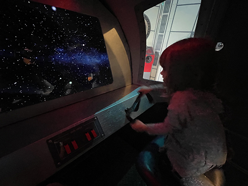 Un niño juega en un transbordador espacial interactivo en la exposición Odisea del Espacio en el Museo de los Niños del Condado de Sonoma