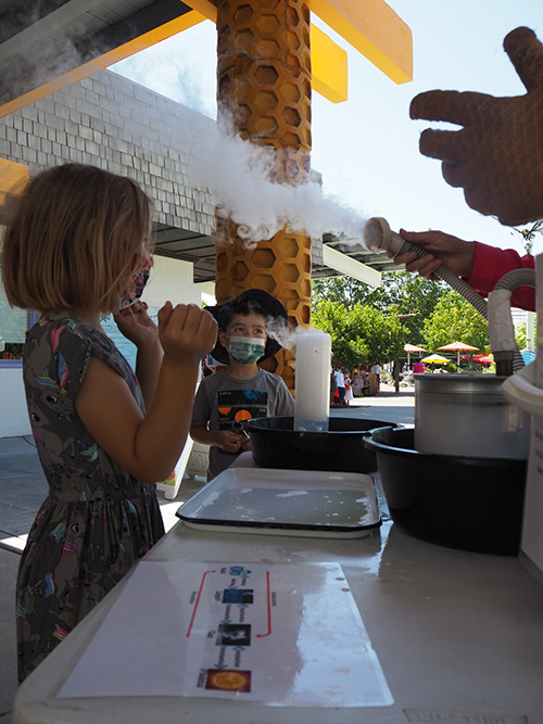 Los niños juegan en el Bubbly Birthday Bash del Children's Museum of Sonoma County