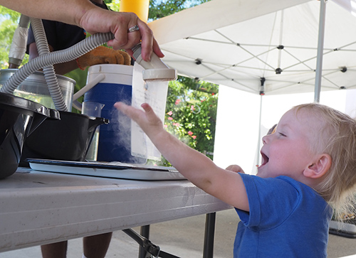 Los niños juegan en el Bubbly Birthday Bash del Children's Museum of Sonoma County