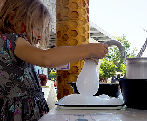 Los niños juegan en el Bubbly Birthday Bash del Children's Museum of Sonoma County