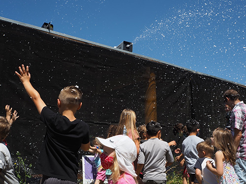 Los niños juegan en el Bubbly Birthday Bash del Children's Museum of Sonoma County