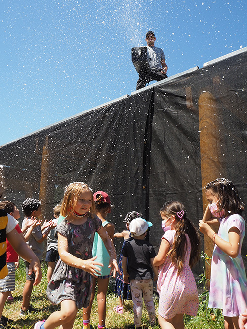 Los niños juegan en el Bubbly Birthday Bash del Children's Museum of Sonoma County