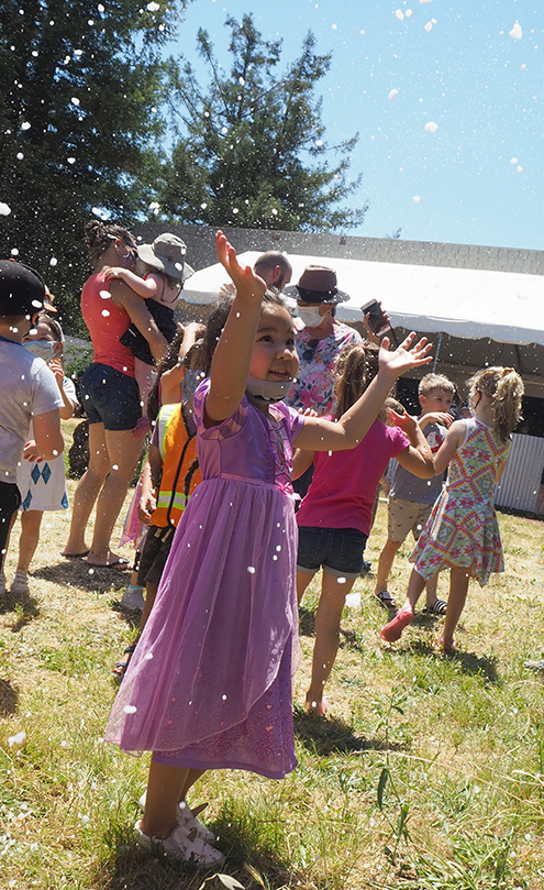 Los niños juegan en el Bubbly Birthday Bash del Children's Museum of Sonoma County