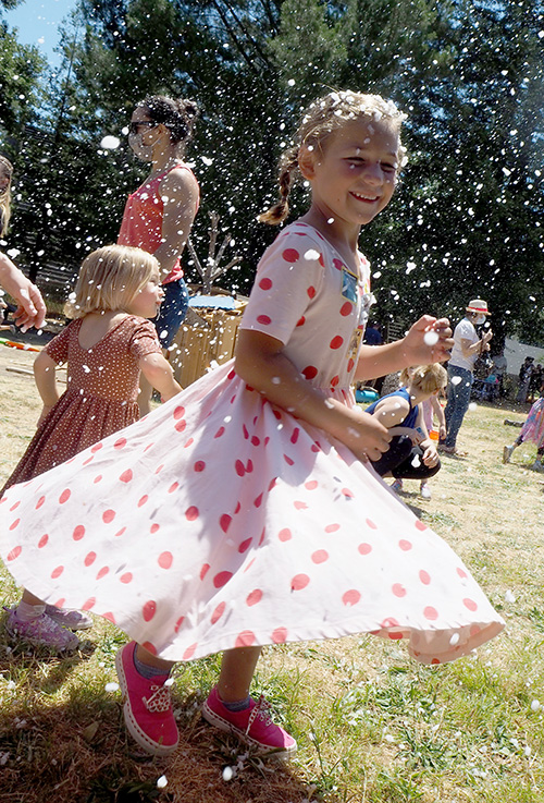 Los niños juegan en el Bubbly Birthday Bash del Children's Museum of Sonoma County