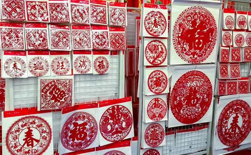 Recortes de papel chino rojo tradicional, "Jianzhi" muestra una tienda para la venta. 