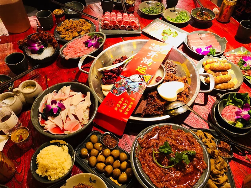 Un precioso servicio de mesa con la tradicional "cena de la suerte" del Año Nuevo Lunar.