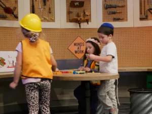 ¡Mentes en acción! Niños construyendo en la exposición de ferretería Nuts & Bolts del Museo Infantil del Condado de Sonoma. 
