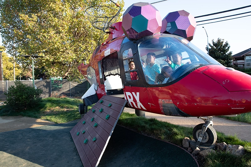 La exposición interactiva de helicópteros diseñada como una libélula en el Jardín de Mary del Museo Infantil del Condado de Sonoma.