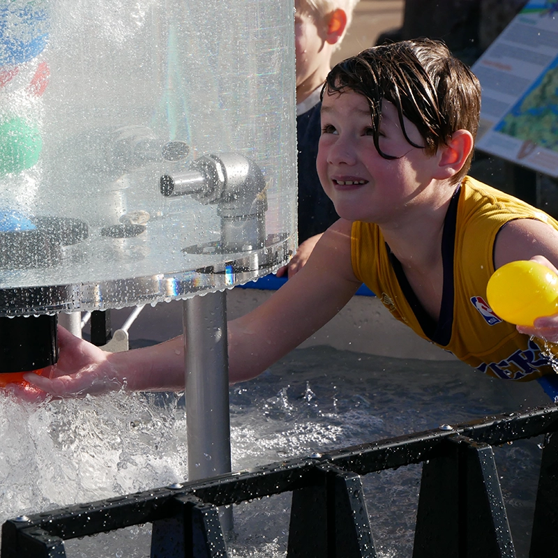 Niños jugando con la exposición acuática Mechanical Waterways 2.0 en el Museo Infantil del Condado de Sonoma.