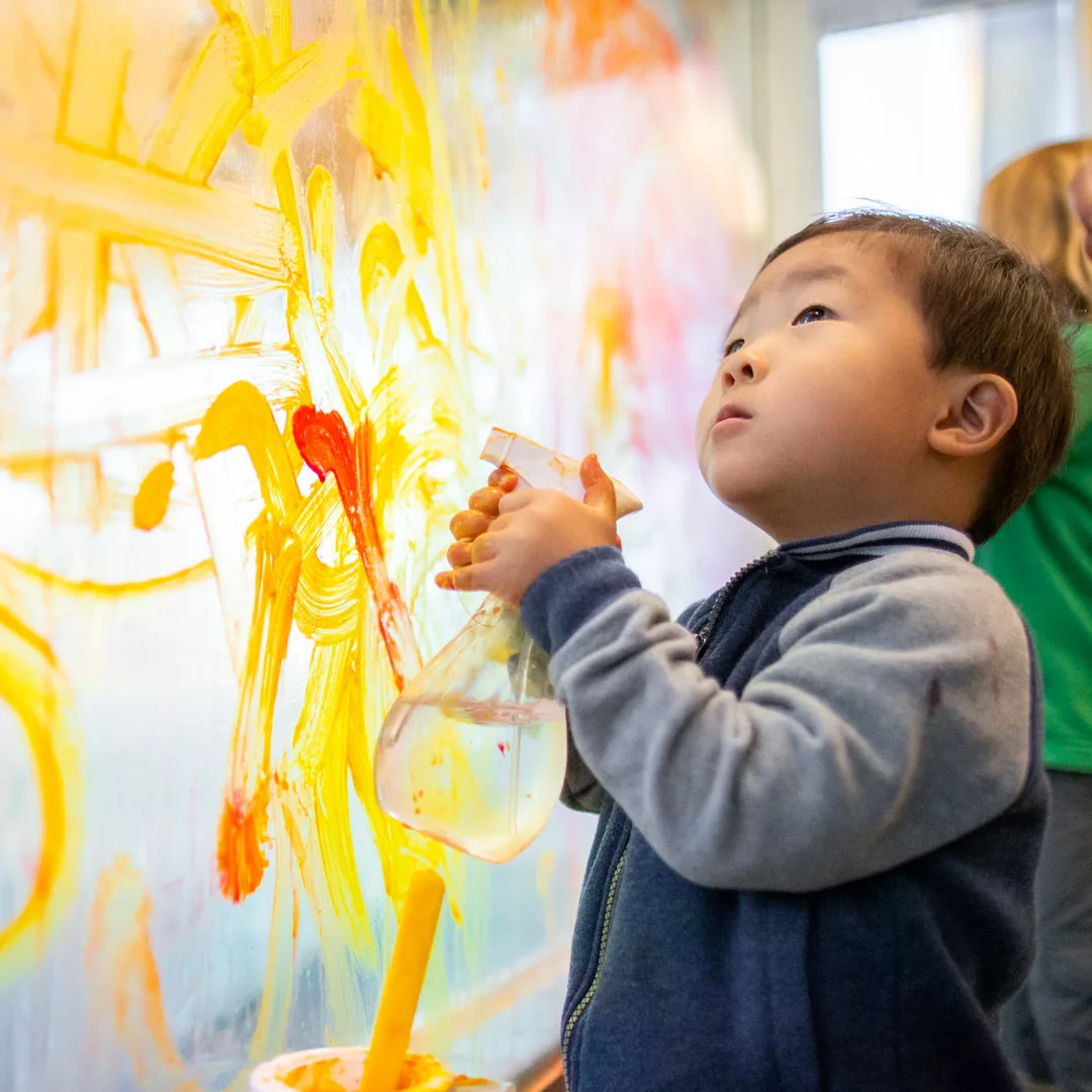 niño jugando en el museo infantil's